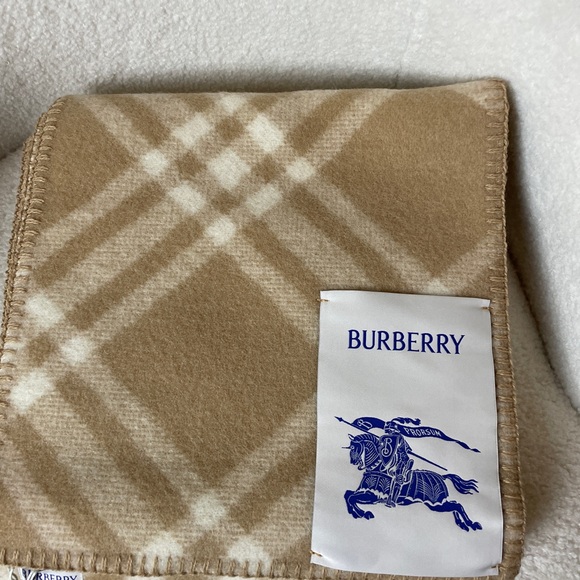 Burberry Beige Checkered Blanket - Picture 3 of 6